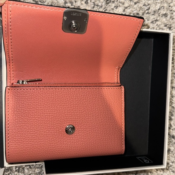 NIB Loewe Anagram Small Vertical Wallet in Pink Tulip - Picture 5 of 9
